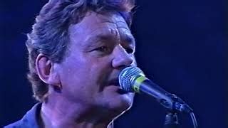 Unfortunately, even if you are a native german speaker, the quality of his lyrics might be lost on you, thanks to ambros' thick viennese accent. "Es lebe der Zentralfriedhof" von Wolfgang Ambros - laut ...