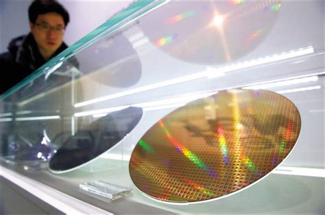 2000 年與ibm的合作，對聯電來說又是一次重擊，卻是台積電翻身的關鍵。 隨著半導體元件越來越小、導線層數急遽增加，使金屬連線線寬縮小，導體連線系統中的電阻及電容所造成的電阻/電容時間延遲 (rc time delay)，嚴重的影響了整. 台積電先進製程夯 晶圓檢測吃補 - 自由財經