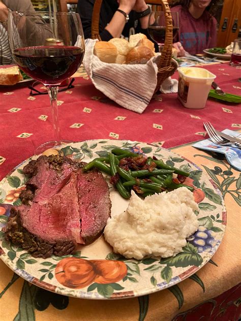 In the days leading up to christmas, people usually put up. Our favorite Christmas dinner, prime rib. Merry Christmas. | Akşam yemekleri