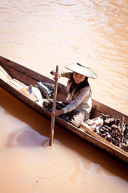 Premium Photo Myanmar Woman Wearing Hat In The Boat On Inle Lake