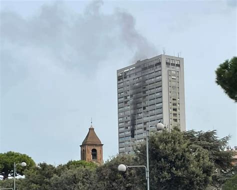 incendio a rimini il grattacielo prende fuoco paura fra i residenti corrieredibologna it