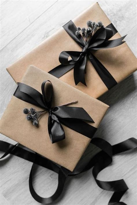 Use candles, blowers, balloons and more on plain kraft paper to embellish your holiday gifts—whatever you have around 5 unique gift wrap ideas you'd never see in a store. 20 Creative Ways To Gift Wrap Your Presents This Christmas ...