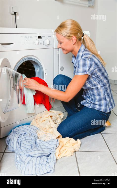 Eine Junge Hausfrau Mit Waschmaschine Und Wäsche Waschen Tag Eine Junge Hausfrau Mit
