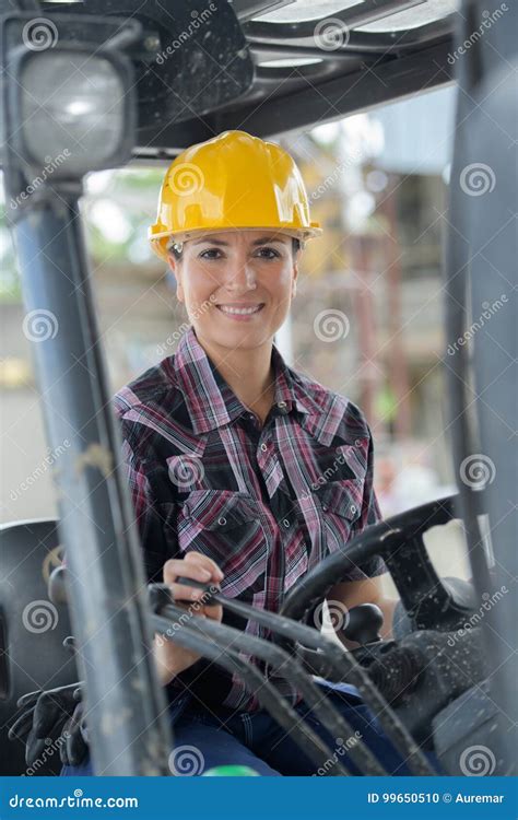 Vrachtwagenchauffeur Van De Portret De Vrouwelijke Vorkheftruck In Fabriek Stock Foto Image Of
