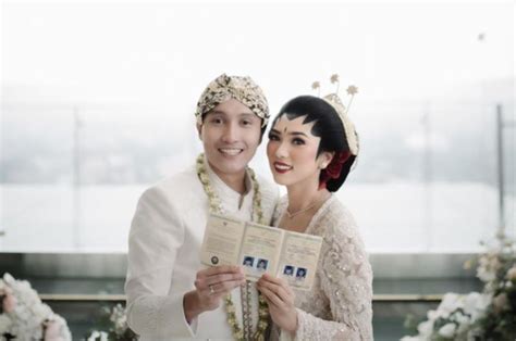 Setelah merasakan pahitnya kisah percintaan dengan didi memang benar sudah menikah dan nggak menggelar pesta, cukup sama keluarga saja. Dari Isyana Sarasvati Hingga Jane Shalimar, Berikut 5 ...