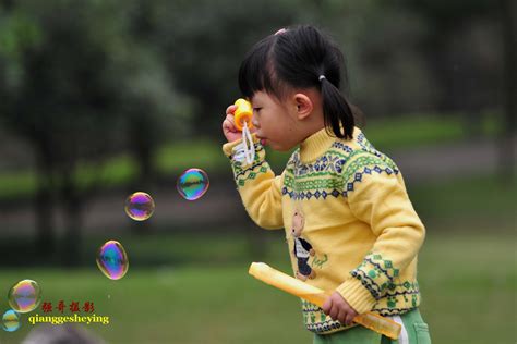【吹泡泡的小女孩摄影图片】重庆动步公园纪实摄影 强哥视界 太平洋电脑网摄影部落