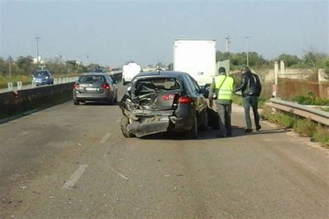 Sul posto è accorso il 118 con un'ambulanza e un'automedica ma per il 25enne non c'è stato nulla da fare. Terlizzi: ULTIM'ORA - Incidente stradale sulla 231 ad ...