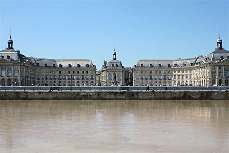 Des nouvelles du port de la lune. Place de la Bourse (Bordeaux) - Wikipedia