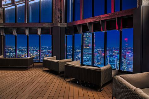地上58階、高さ約200mタワマン「ザ・タワー 横浜北仲」屋上スカイテラスからの夜景とパーティルームなどの様子 超高層マンション・超高層ビル