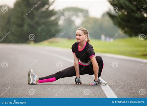 Muchacha Del Deporte Que Hace Ejercicios Al Aire Libre Imagen De