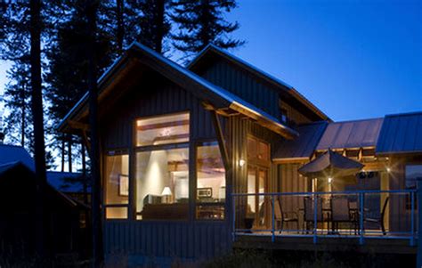 Cabin Getaway Overlooking Okanagan Lake In British Columbia