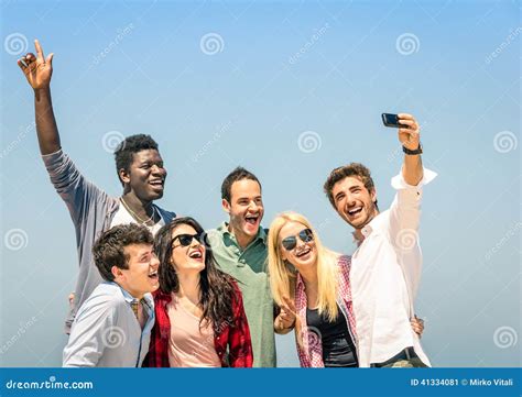 Groupe Damis Multiraciaux Prenant Un Selfie Sur Un Ciel Bleu Image Stock Image Du Plage