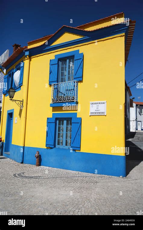 Brightly Painted Fishermens Houses Aveiro Portugal Stock Photo Alamy