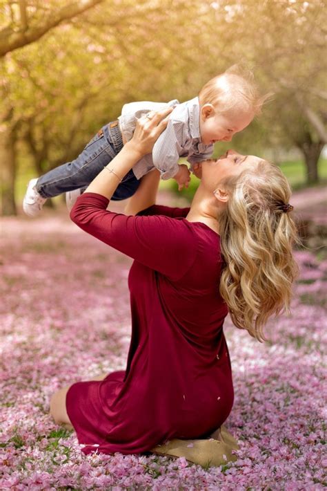 Mommy Me Photoshoot Ideas Perfect For First Mothers Day Mothers Day Pictures Mother
