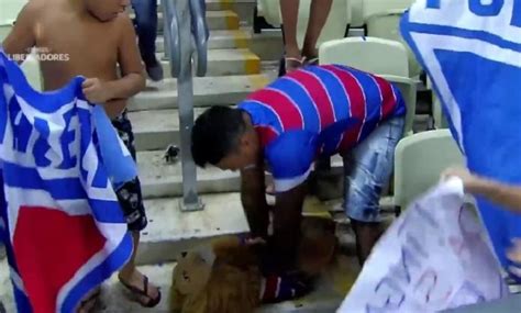 Torcedor Do Fortaleza Faz Massagem Card Aca Em Mascote E Vira Sucesso