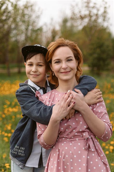 Семейная фотосессия на природе на велосипедах мама и сын Семейные