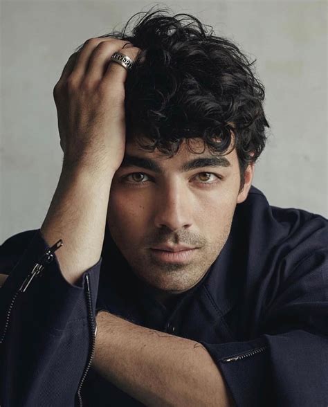 With more than 1.1m youtube subscribers, 3.3m instagram followers and 142k followers on twitter, he has a massive fan following on social media. Joe Jonas Birthday, Real Name, Family, Age, Weight, Height ...