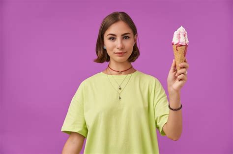 Adolescente Alegre Y Feliz Morena De Pelo Corto Sosteniendo Un Helado El Uso De Camiseta