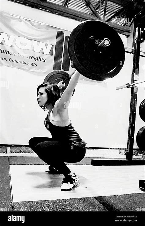 Women Lifting Up Weights Hi Res Stock Photography And Images Alamy