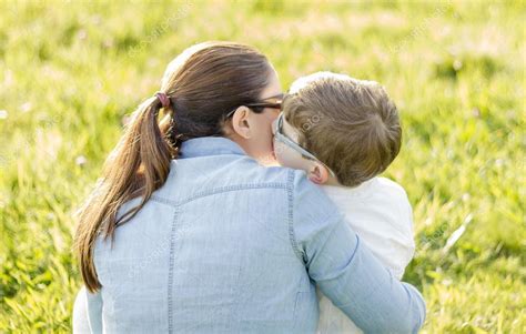 mignon fils baisers pour son mère assis dans un champ image libre de droit par doble dphoto