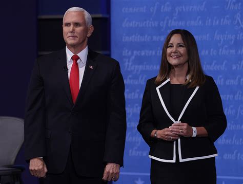 Karen Pence Didn T Wear A Mask On Stage After Debate