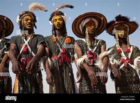 Los Hombres De La Tribu Tuareg Wodaabe Están Bailando La Danza Gerewol