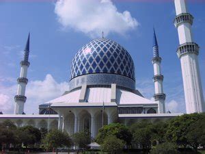 The mosque is open daily from 9 am to 7 pm. Shah Alam Blue Mosque