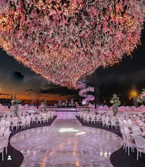 Take A Look At This Extravagant Reception Setup Were Definitely In Love With The Breathtaking