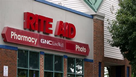 Walgreens, Rite Aid to sell 865 stores to Fred's
