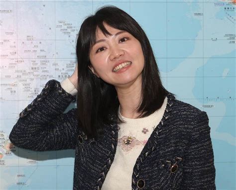 高嘉瑜初入政壇時，曾擔任羅文嘉的特助 ，2005年中華民國國民大會代表選舉以24歲之齡成為史上最年輕的國民大會代表 。 2007年獲民進黨黨內提名，參選 2008年立法委員選舉 臺北市第六選舉區 ，在2007年10月，由前客委會主委 羅文嘉 出馬，使其被撤換。 高嘉瑜又飆唱 名主持人與眾來賓臉部表情好「煎熬」