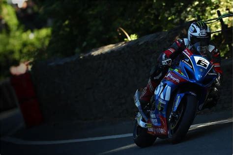 dunlop and bennetts 2017 suzuki gsx r1000 on the pace at the iom tt motorsport news creative