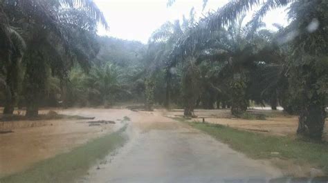 Peristiwa banjir besar di kelantan tahun 2014. CikLilyPutih The Lifestyle Blogger: GAMBAR | Banjir ...
