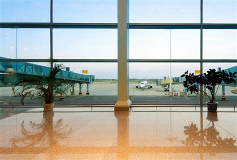 Aeroportos Com Grandes Janelas E Aeronaves Foto Premium