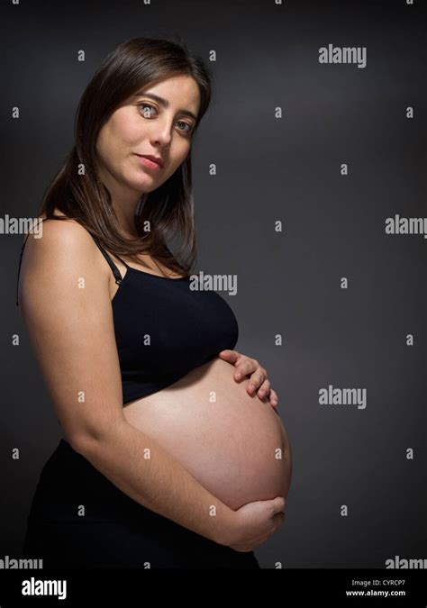 Eine Schwangere Frau Hält Ihren Dicken Bauch über Einen Grauen