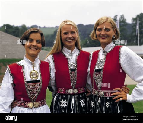 las mujeres noruegas en el traje nacional foto and imagen de stock 3704262 alamy