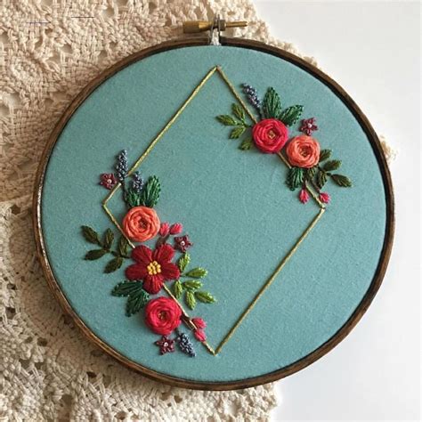 Pin By Maike Van Wezel On Embroidery In 2020 Flower Embroidery
