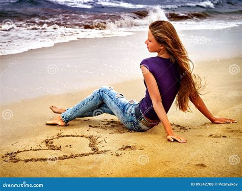 Donna Sulla Spiaggia Nell Amore Di Scrittura Di Tramonto Sulla Sabbia Fotografia Stock