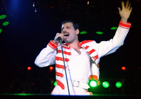 Freddie Mercury Che Canta Yesterday Dei Beatles Kurt Cobain Con I Foo