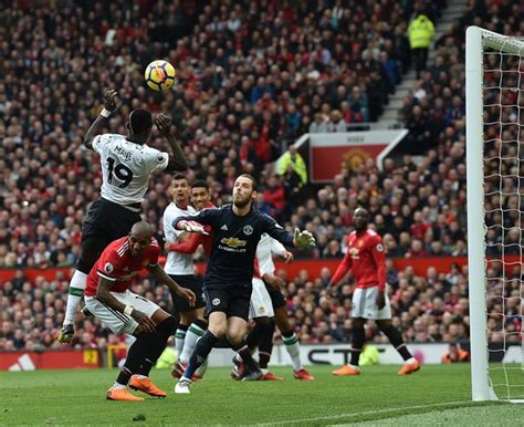 Manchester united played against liverpool in 2 matches this season. Manchester United vs Liverpool: Rashford's brace sinks Red in battle for second place - Daily ...