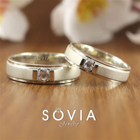 Jika pemasangan cincin dilakukan untuk pihak calon mempelai wanita, maka yang memasangnya. 3000+ Gambar Cincin Buat Lamaran HD Terbaik - Gambar ID