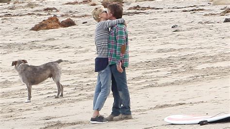 charlize theron has very public kiss with sean penn at the beach in malibu pics huffpost uk