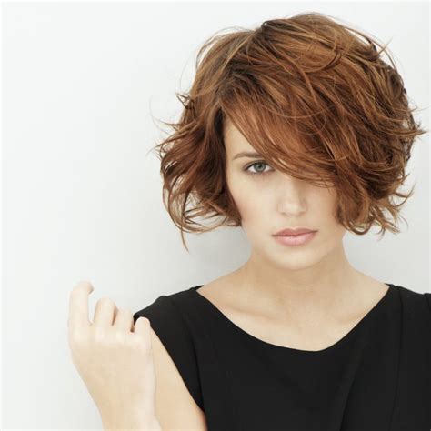 Bonjour à tous, hello to all, buenos días a todos, tutoriel sur une coupe carré dégradé, les cheveux, à l'arrière, sont coupés comme un carré plongeant. coupe de cheveux carre destructure