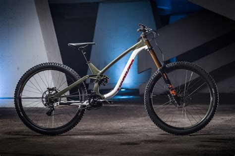 Ns Bikes Fuzz 29 Der Downhill Race Bolide Mit Großen Laufrädern