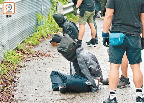 The site owner hides the web page description. 警閘停賊車擎槍拘和勝和5匪 - 東方日報