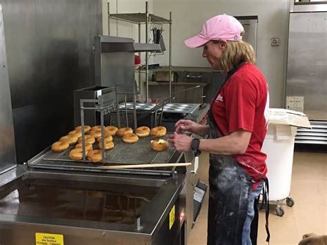 Donut Preparation Donuts Bakery Baker Horseshoedonuts Bakery