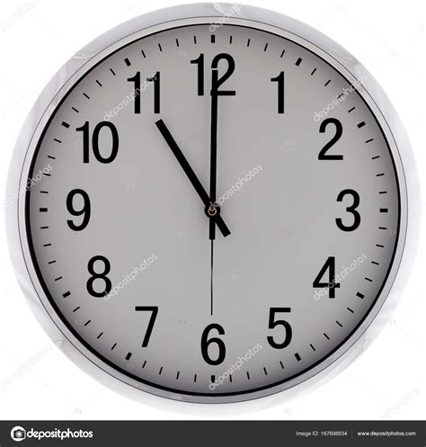 Asegúrate de que el estilo y la textura del reloj combinan con la decoración de. Reloj Pared Moderno Sobre Fondo Blanco — Fotos de Stock ...