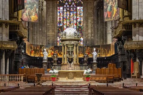 Altare Principale Della Cattedrale Di Milan Duomo Di Milano In Italia