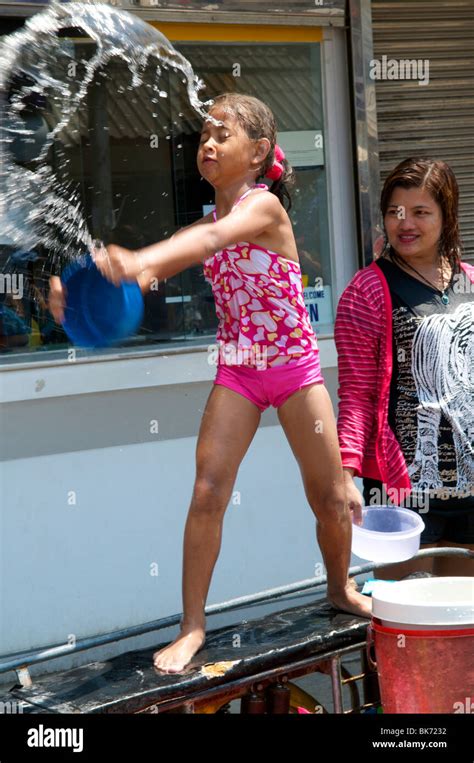 Junge Thai Mädchen Wirft Einen Eimer Mit Wasser Am Songkran Festival In Koh Phangan Thailand