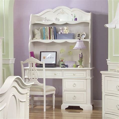 She wanted to be able to display photos, posters and treasures, have a desk for schoolwork and banish any sign. such a pretty desk for a girl's room! | DECOR AND MORE ...