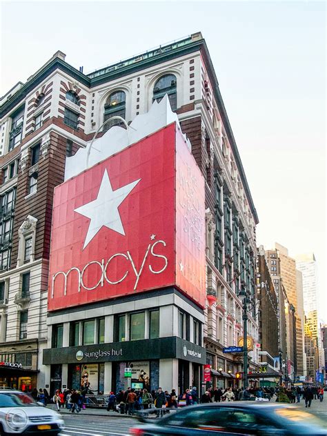 Operates over 750 department stores under iconic brand names including macy's, bloomingdale's, and bluemercury in macy's, inc. Genickstarre NYC: Shop 'til you drop. - Macy's: das ...